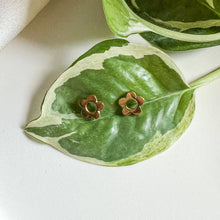 Load image into Gallery viewer, Flower Stud Earrings