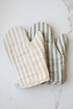 Load image into Gallery viewer, Stripe Oven Mitt