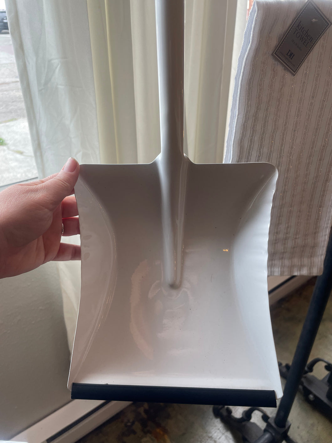 Dust Pan White | Heaven In Earth