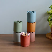 Load image into Gallery viewer, Scallop Match Pot with Match striker